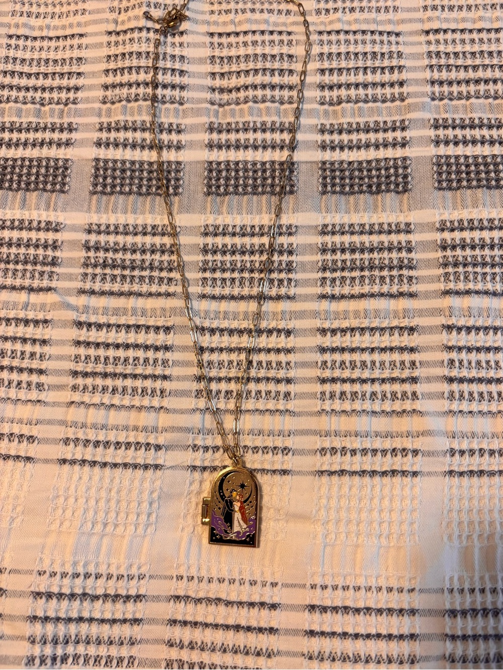 The bookish box FEYRE & RHYSAND COUPLE ENAMEL LOCKET NECKLACE